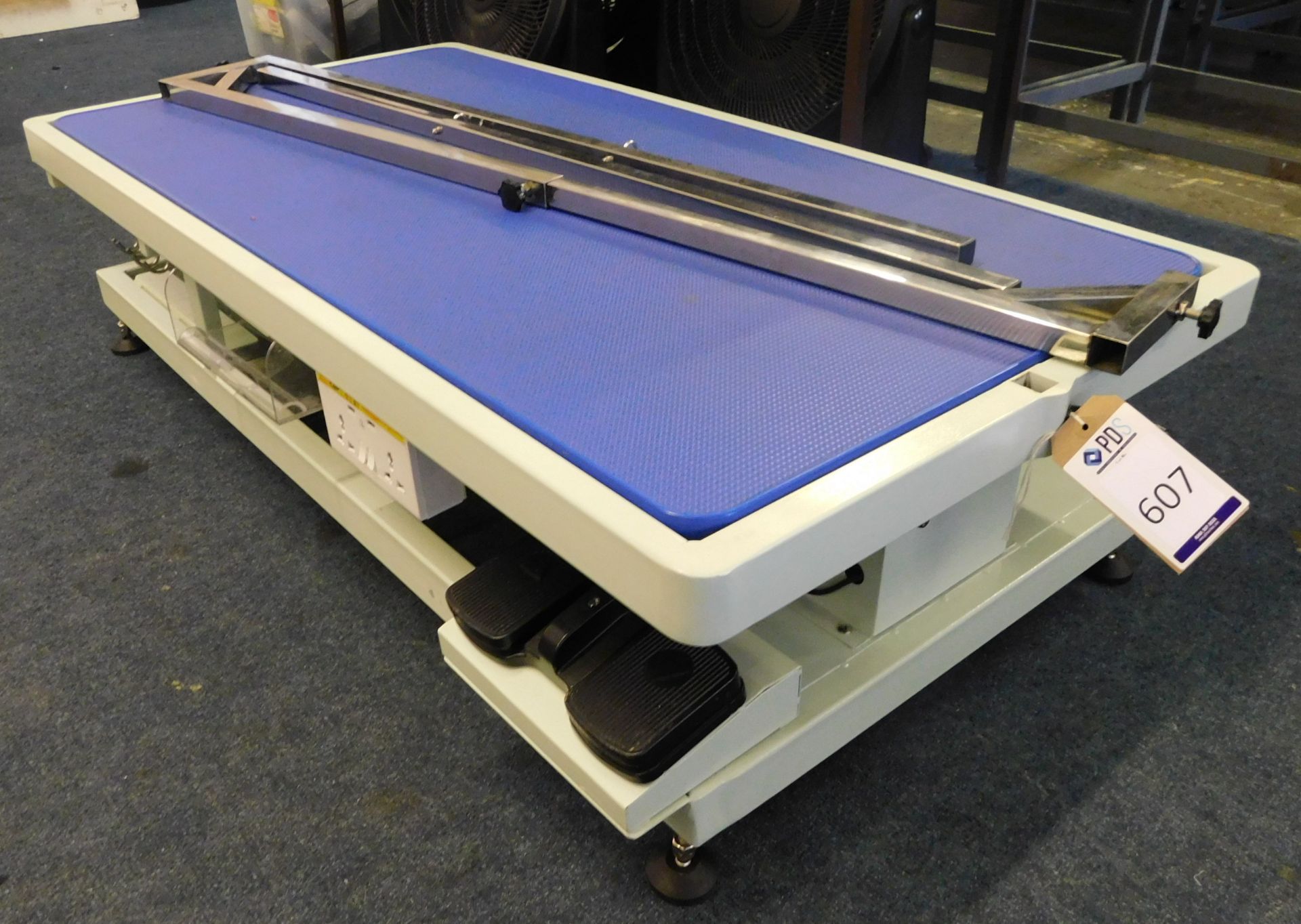 Unbadged Electric Dog Grooming Hydraulic Table (Location: Stockport. Please Refer to General Notes) - Image 2 of 6
