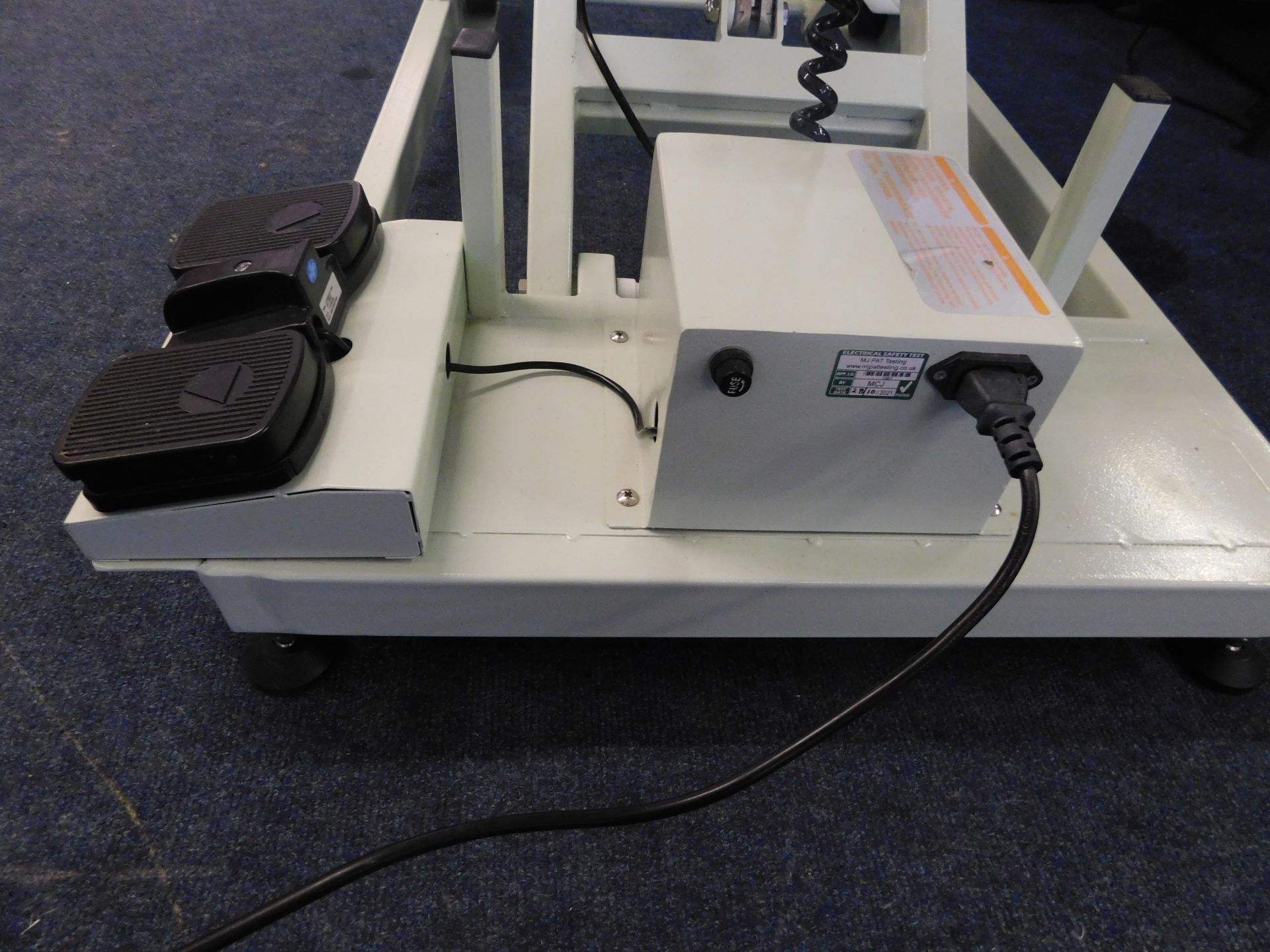 Unbadged Electric Dog Grooming Hydraulic Table (Location: Stockport. Please Refer to General Notes) - Image 6 of 6
