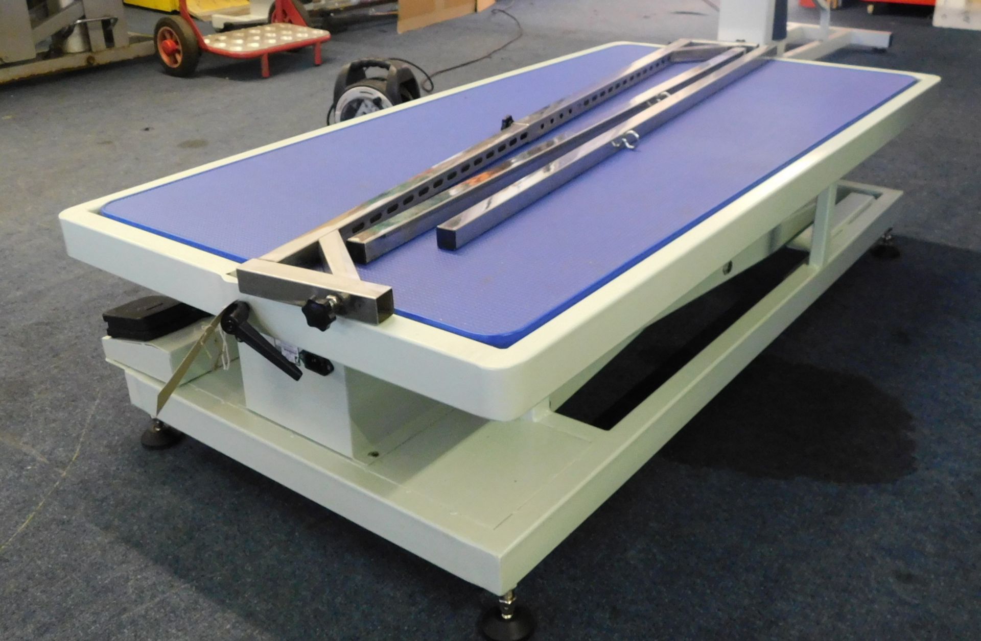 Unbadged Electric Dog Grooming Hydraulic Table (Location: Stockport. Please Refer to General Notes) - Image 3 of 6