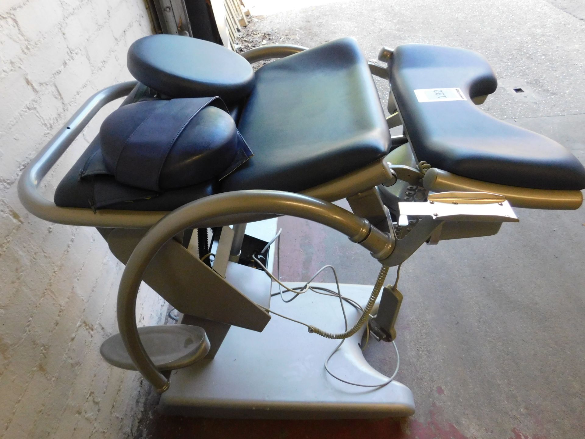 Schmitz 114.655 Gynaecological Treatment Chair, Serial Number 114655-095214-07-N (Location: - Image 2 of 4