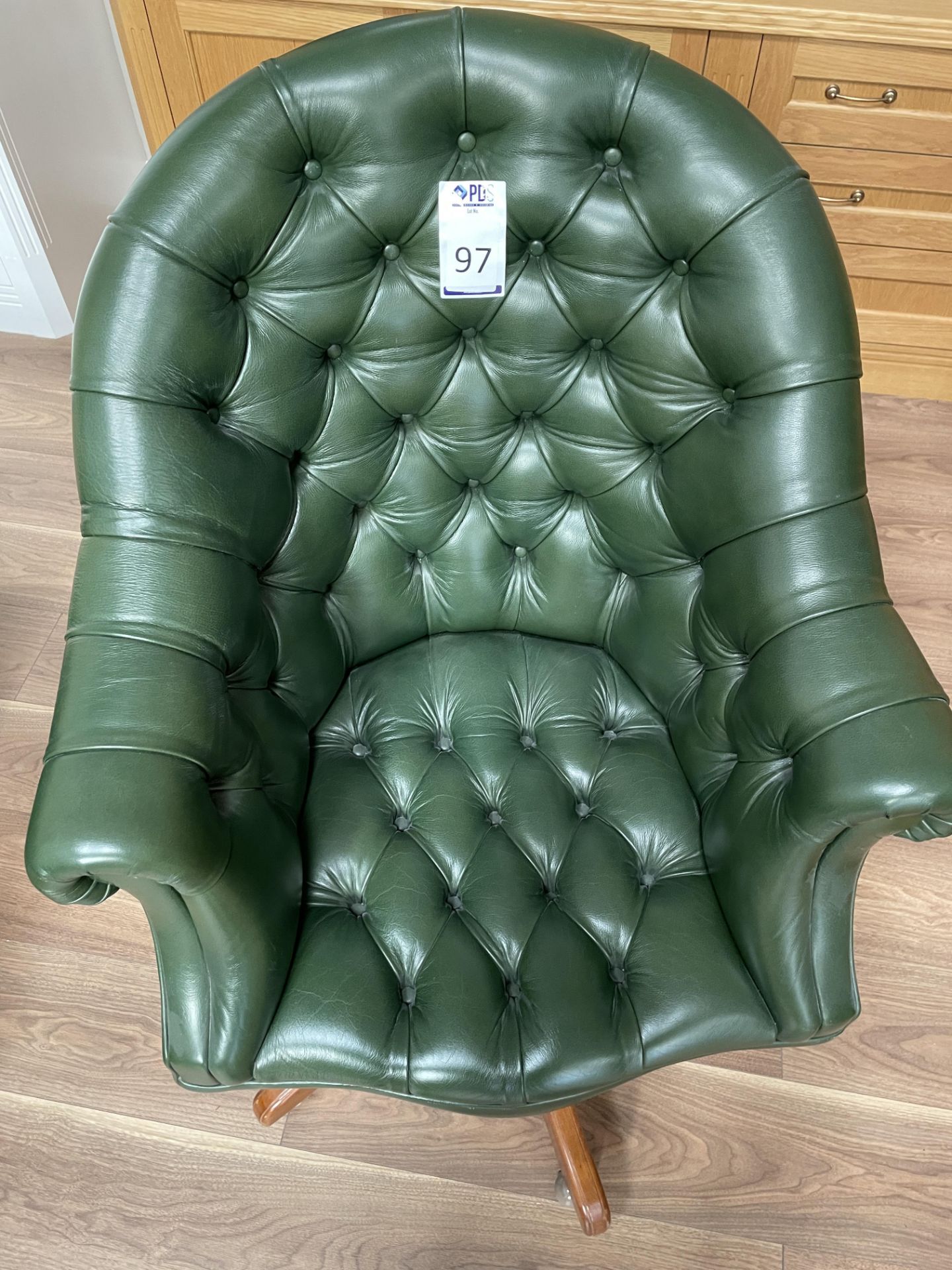 Green Leather Effect Button Back Swivel Chair (Location: High Wycombe. Please Refer to General