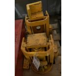 Pair of LES Hydraulic Jacks (Location Rochester. Please Refer to General Notes)