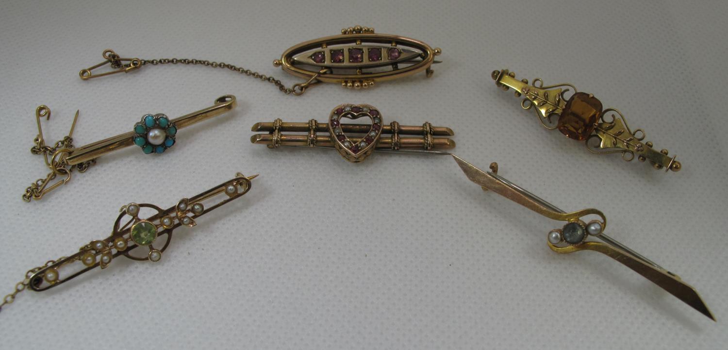 Edwardian 9ct gold bar brooches. Six Edwardian bar brooches set with gems and pearls. Approx - Bild 2 aus 3