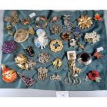 Tray of assorted vintage costume jewellery items, some in Art Deco style as animals etc. (B.P. 21% +