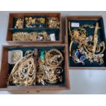 Jewellery case containing assorted yellow metal and other costume jewellery items, various. (B.P.