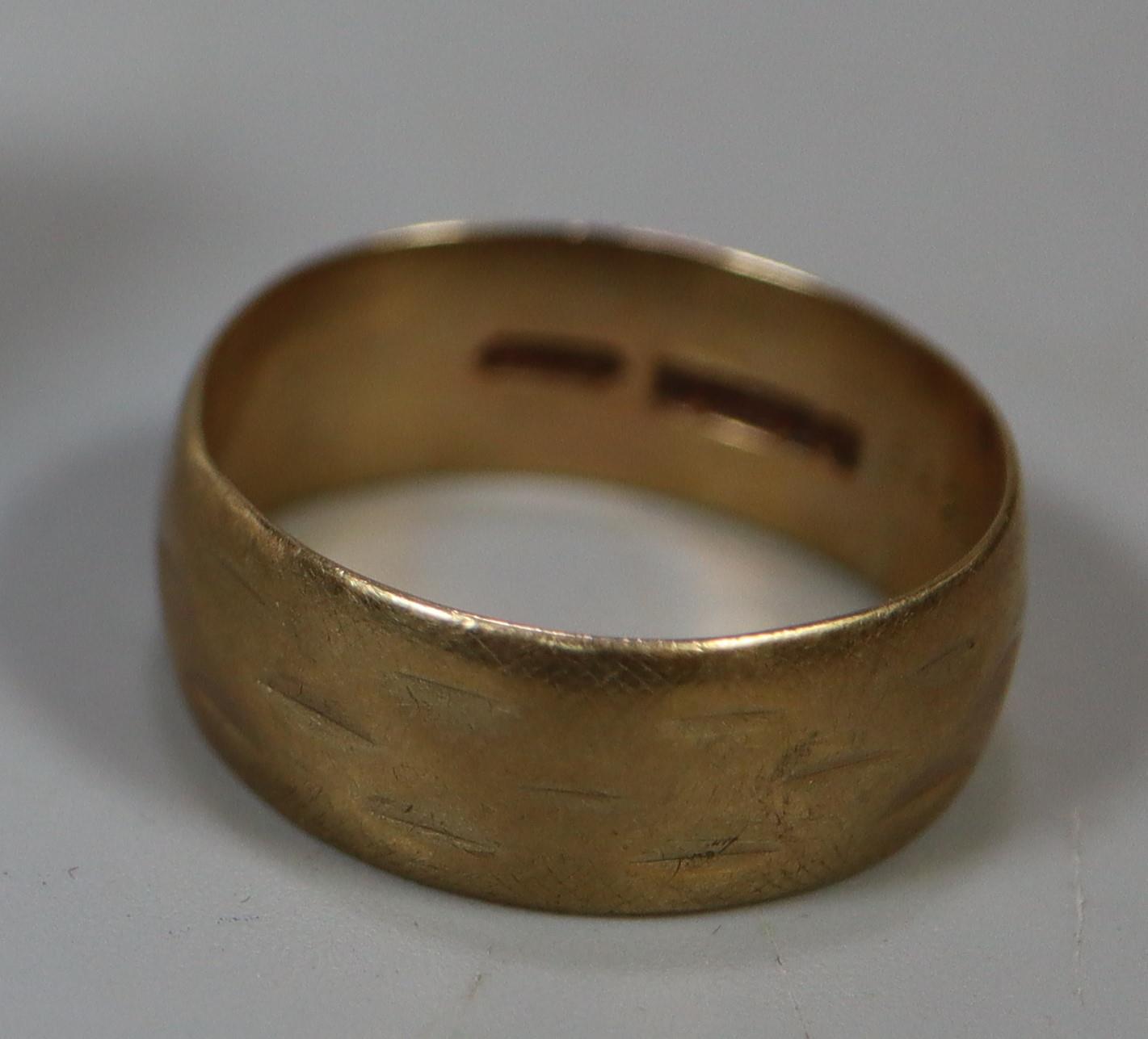 9ct gold wedding ring. Ring size Q. Approx weight 4 grams. (B.P. 21% + VAT)