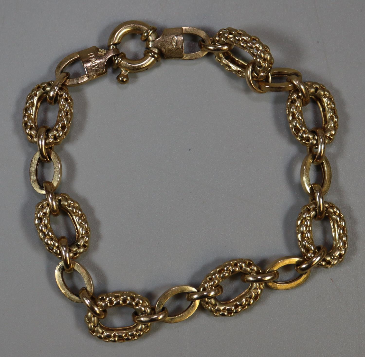 A 9ct gold bracelet. Approx weight 8.7 grams. (B.P. 21% + VAT)