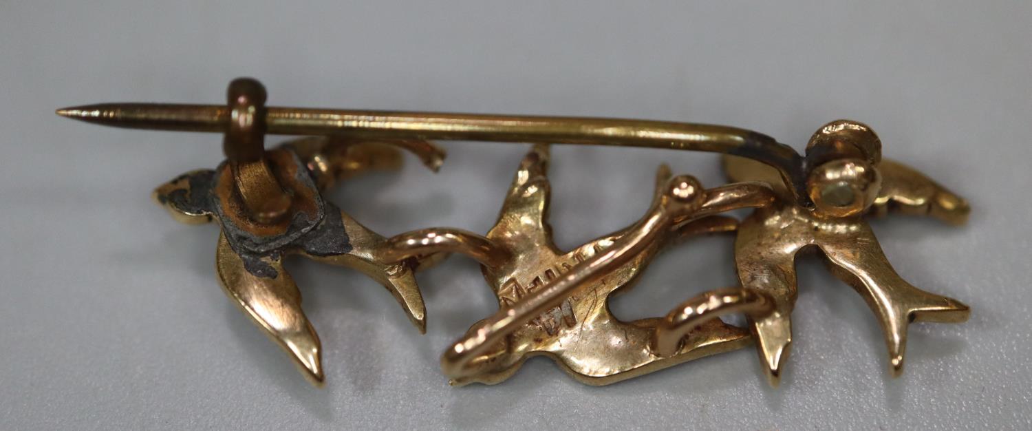 A yellow metal triple swallow brooch set with seed pearls. Approx weight 2.3 grams. (B.P. 21% + VAT) - Image 4 of 4