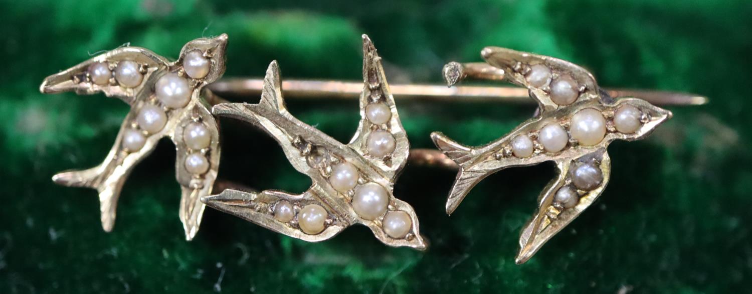 A yellow metal triple swallow brooch set with seed pearls. Approx weight 2.3 grams. (B.P. 21% + VAT) - Image 2 of 4