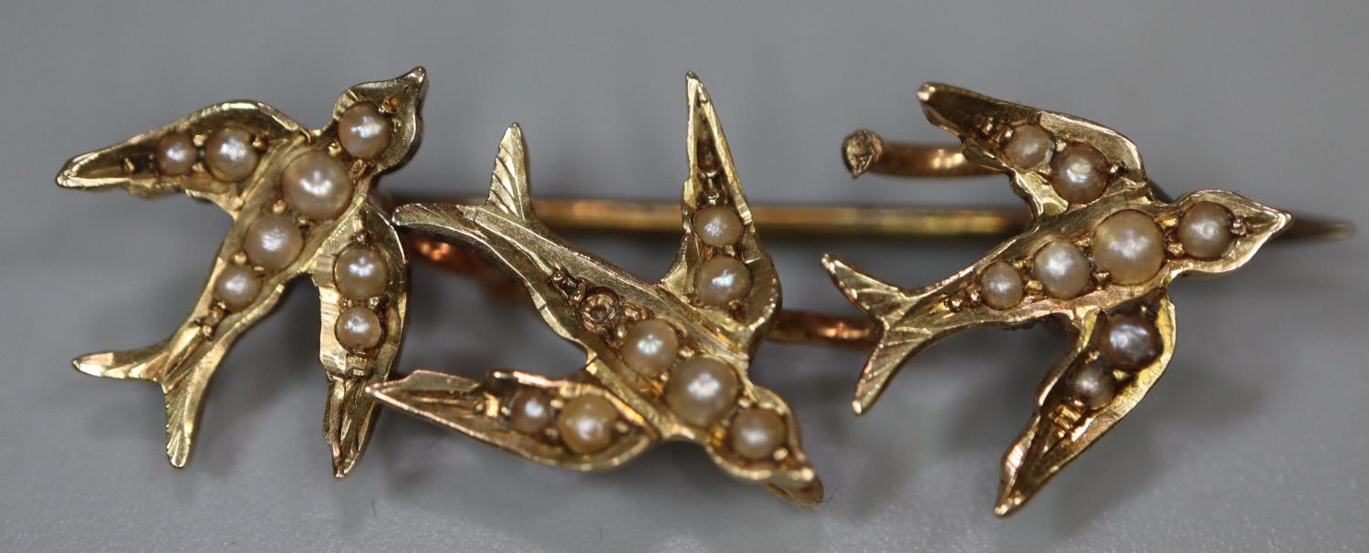 A yellow metal triple swallow brooch set with seed pearls. Approx weight 2.3 grams. (B.P. 21% + VAT) - Image 3 of 4