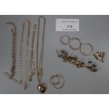 Bag of 9ct gold and yellow metal jewellery, to include: wedding ring, earrings, locket etc. 16.9g