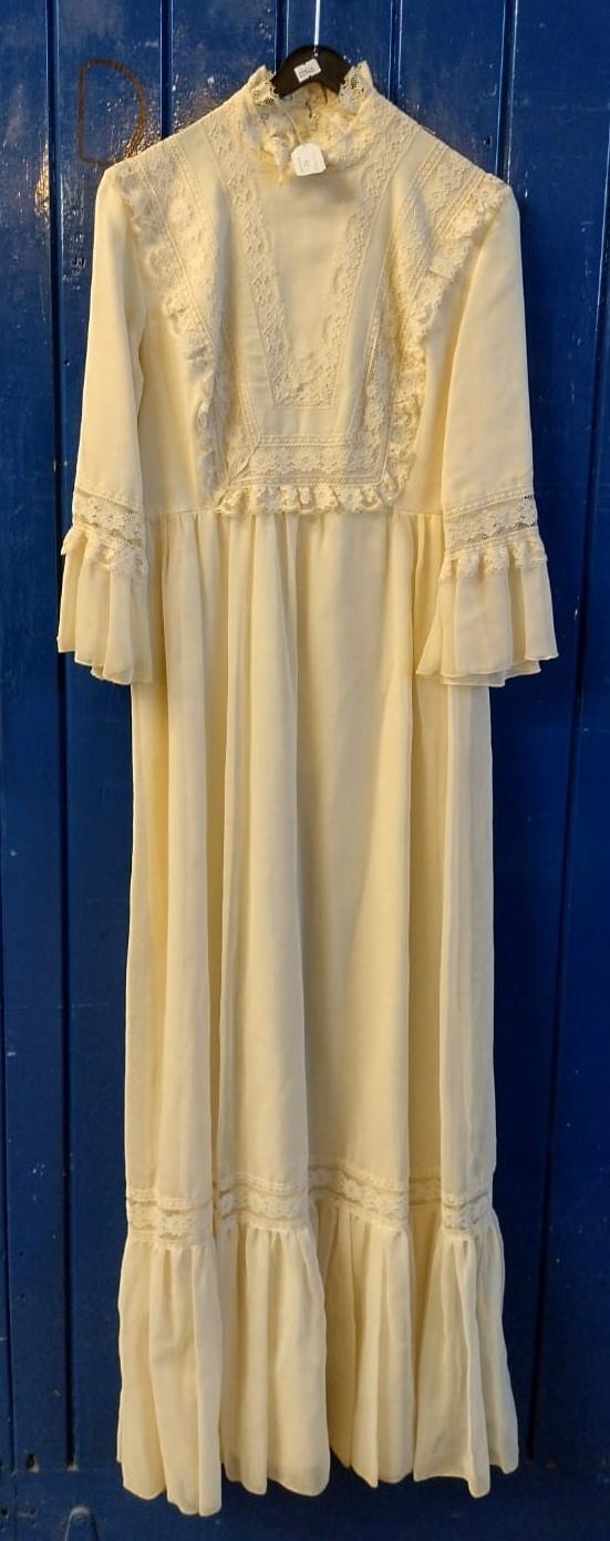 Vintage 1970's cream wedding dress with lace detail. (B.P. 21% + VAT)