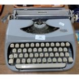 Vintage Royal 'Royalite' typewriter. (B.P. 21% + VAT)