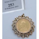 1880 Queen Victoria gold sovereign in 9ct gold pierced mount with gilt metal chain. 12.3g approx (