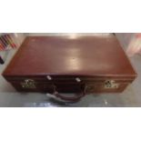 Vintage brown leather suitcase (good condition). (B.P. 21% + VAT)