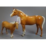 Two Beswick animal figurines: a Palomino horse and foal. (2) (B.P. 21% + VAT)