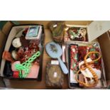 Box of mainly costume jewellery, various to include: beads and necklaces, powder compacts,