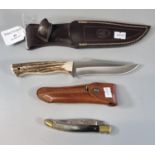 Spanish Muela Pointer drop point sheath knife with horn scales, in leather scabbard. Overall 25cm