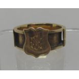 Victorian 18ct gold mourning ring, having three panels engraved with scrolling foliage and