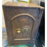 Cast iron safe with key. (B.P. 21% + VAT)