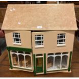 Wooden painted dolls house, the interior with various furnishing accessories. (B.P. 21% + VAT)