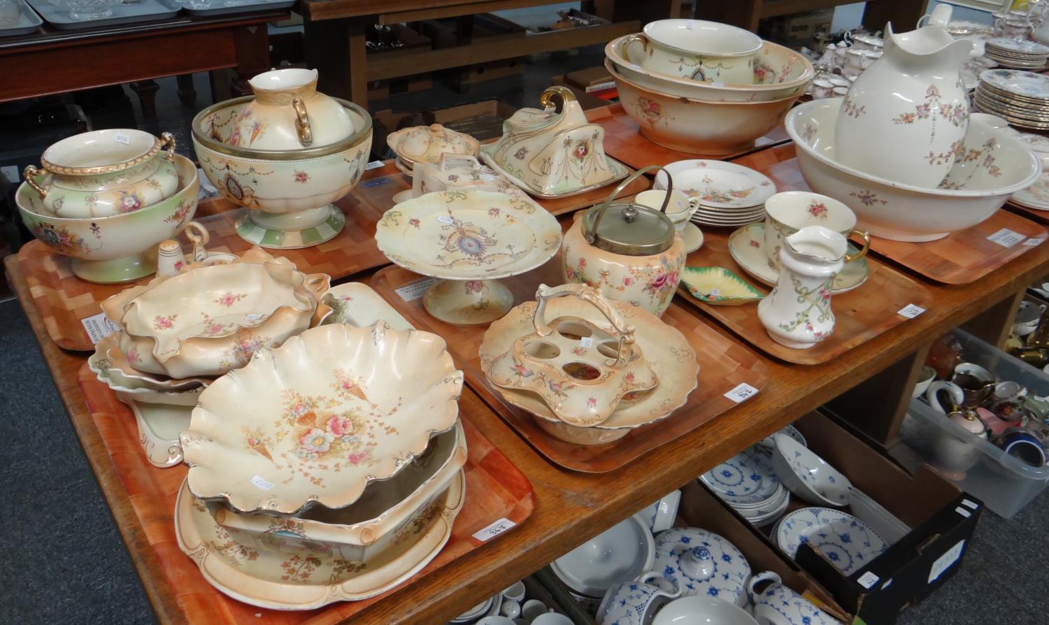 Eight trays of blush ivory floral design items; Crown Devon Fieldings and other; jug and basin - Image 3 of 3