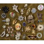 Collection of vintage and other brooches, to include: agate, shooting stars, hardstone, mother of