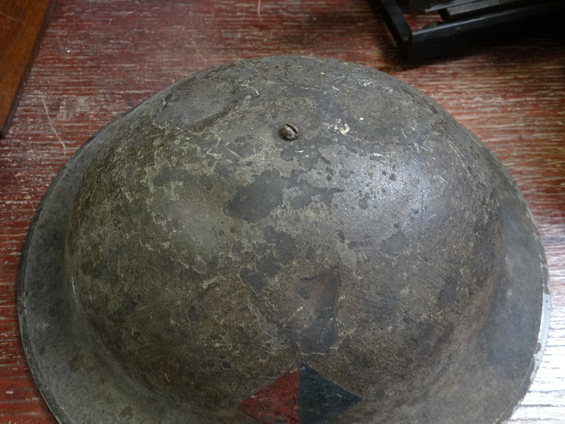 WWII helmet dated 1938/9? together with a boxed gas mask. (2) (B.P. 21% + VAT) - Image 3 of 8