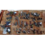 Tray of vintage lead soldiers and animal figures to include: farmyard animals, horses, soldiers etc.