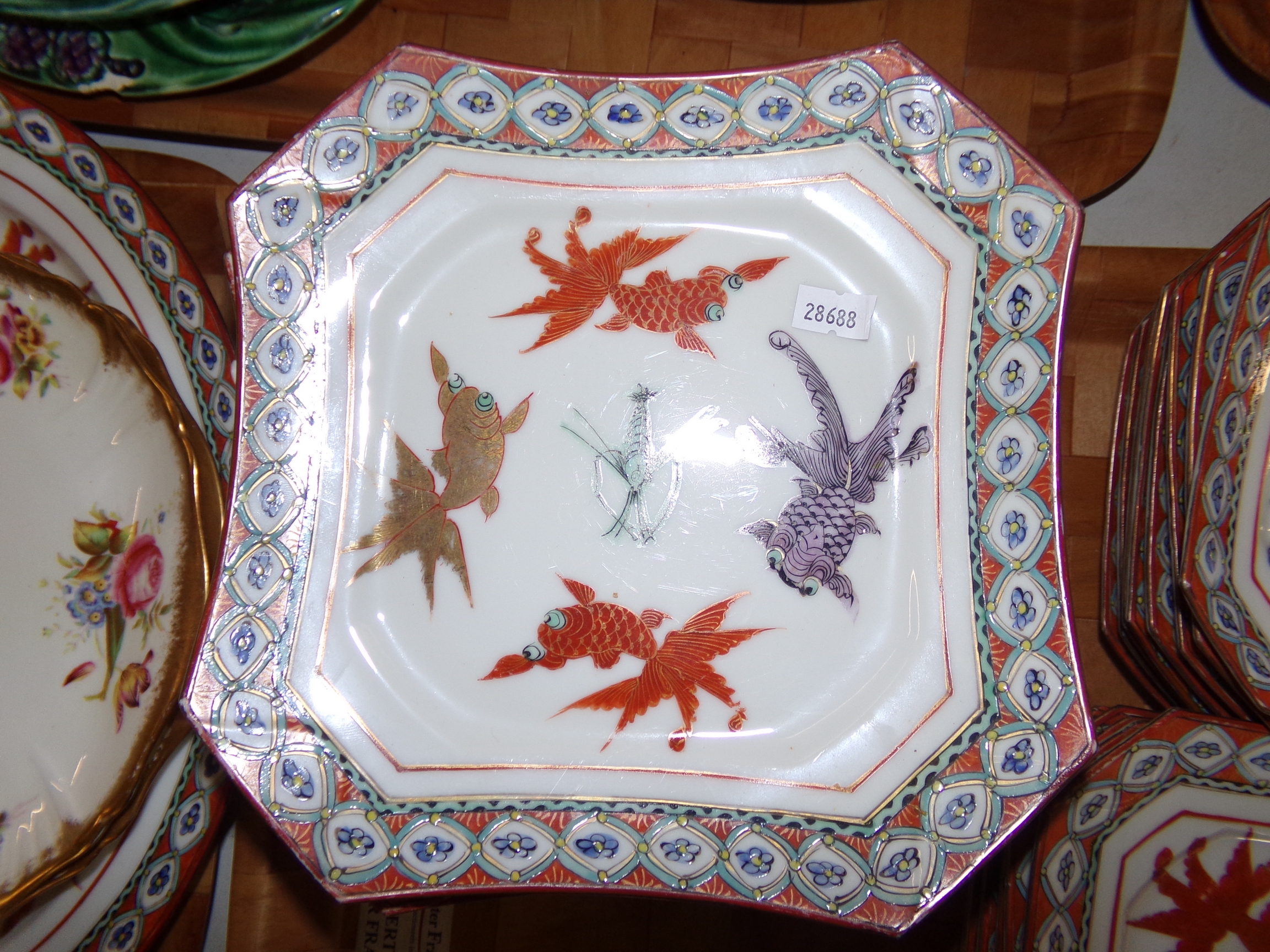 Two trays of china to include; modern Chinese goldfish and lobster design square plates in various - Image 3 of 4