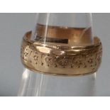 9ct gold engraved wedding band. 5g approx. Size M. (B.P. 21% + VAT)