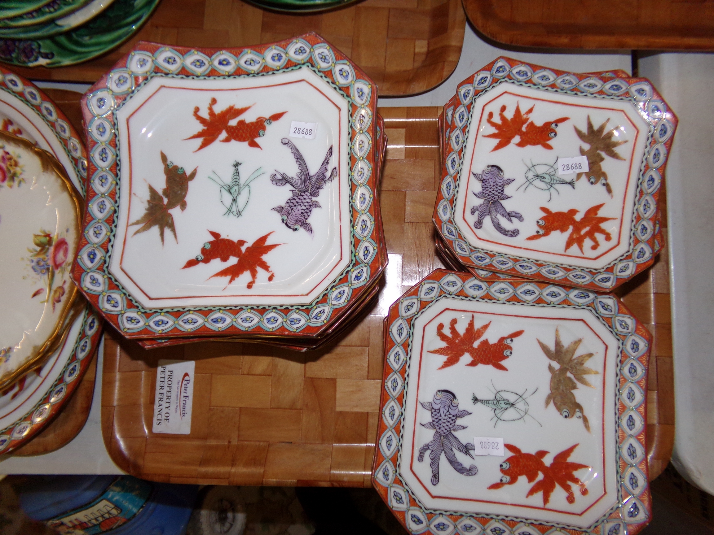 Two trays of china to include; modern Chinese goldfish and lobster design square plates in various - Image 4 of 4