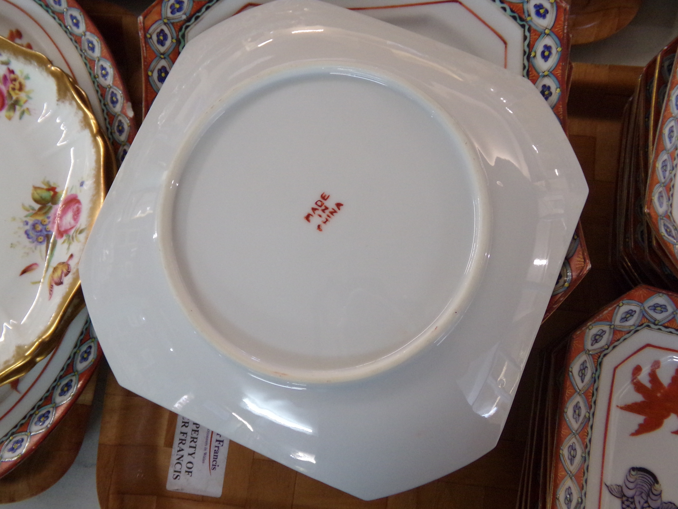 Two trays of china to include; modern Chinese goldfish and lobster design square plates in various - Image 2 of 4