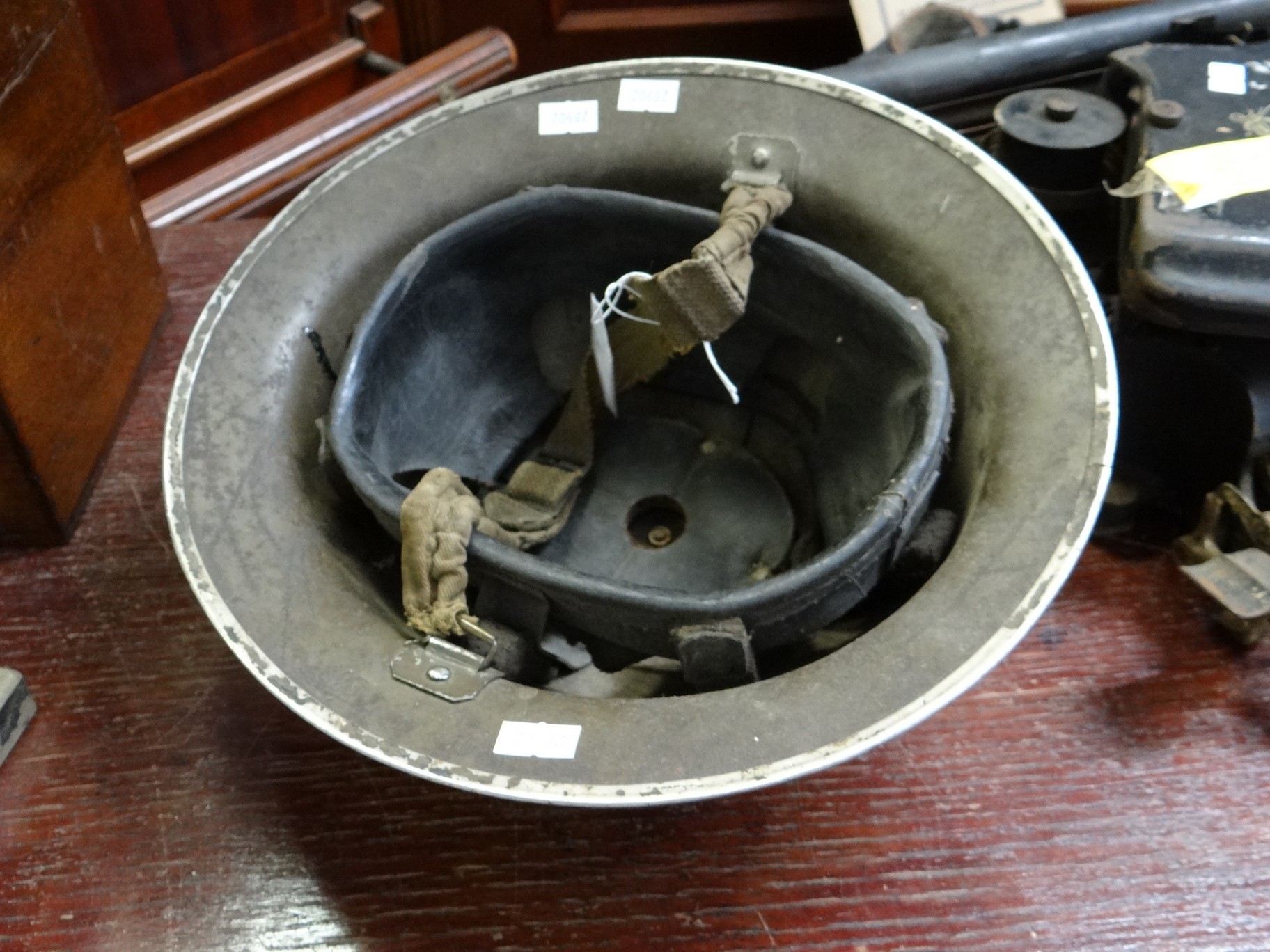 WWII helmet dated 1938/9? together with a boxed gas mask. (2) (B.P. 21% + VAT) - Image 2 of 8