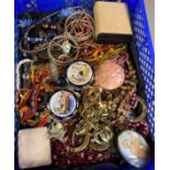 Collection of vintage and other jewellery to include: necklace, pendants, beaded necklaces,e