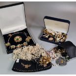 Collection of costume jewellery, to include: cameo brooch and other brooches, hardstone and pearl