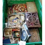 Large collection of vintage and other jewellery to include: watches, necklaces, brooches,