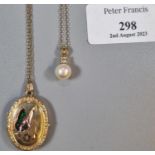 9ct gold locket and chain decorated with a butterfly. 3.9g approx. Together with a pearl pendant