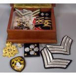 Mahogany box of assorted insignia to include: Royal Artillery Cap Badge, Welsh Guards Cap Badge