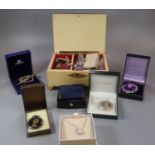 Collection of mainly costume and other jewellery, to include: brooches, dress rings, Isle of Wight