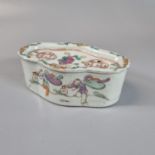 Chinese Quing export porcelain Famille rose decorated 'Cricket Box' of serpentine form with inset