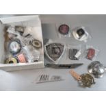 Collection of assorted vehicle badges to include: Alfa Romeo, Lancia, Fiat, Seat, Proton etc. (B.