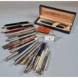 Box of assorted vintage and other pens: Parker 14k gold nib etc. (B.P. 21% + VAT)