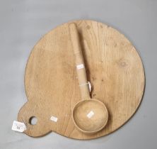 Light elm baking slab together with a beech cawl spoon. (2) (B.P. 21% + VAT)