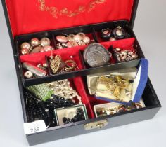 Jewellery box comprising assorted jewellery, mainly costume to include: tie pins, cufflinks, various