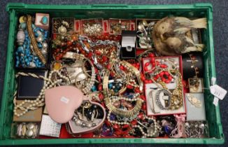 Collection of vintage and other jewellery to include: bracelets, necklaces, pearls, earrings, rings,