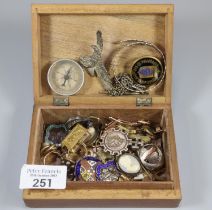 Wooden box compromising various oddments to include: vintage compass, various dress rings, T bar and
