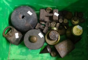 Box containing vintage brass and other metal weights. (B.P. 21% + VAT)