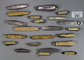 Bag of assorted small pen knives and fruit knives, various. (B.P. 21% + VAT)