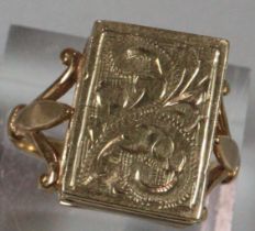 Gold mourning ring with hinged cover and chased decoration. Birmingham hallmarks. 6.7g approx.